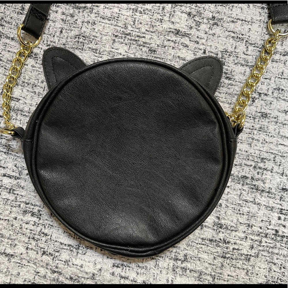 ⭐️Betsey Johnson black and white puppy circle crossbody purse - Picture 9 of 16